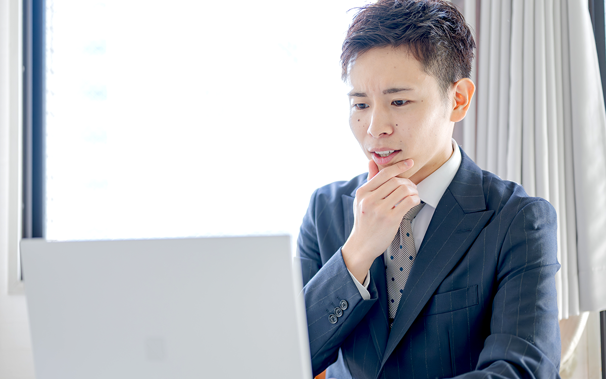 会議後の音声を確認しながらCRMへ情報を登録する担当者